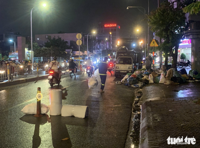 Recurring illegal dumping plagues Ho Chi Minh City street despite cleanups - Ảnh 5.