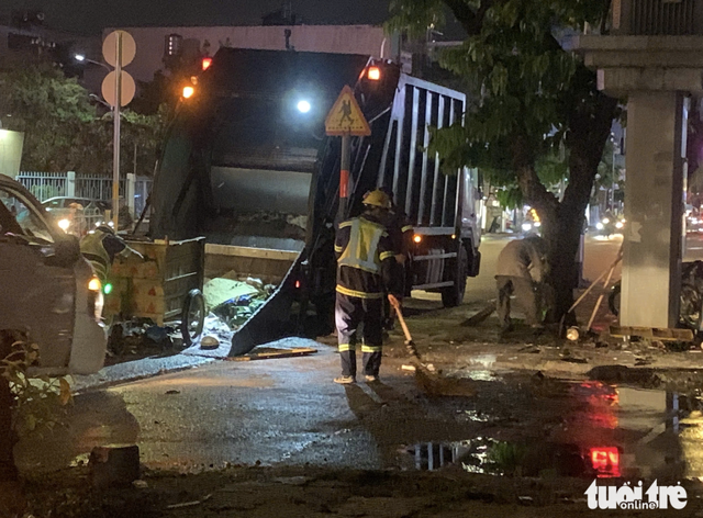 Recurring illegal dumping plagues Ho Chi Minh City street despite cleanups - Ảnh 6.