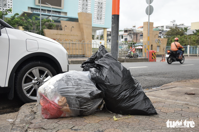 Recurring illegal dumping plagues Ho Chi Minh City street despite cleanups - Ảnh 7.