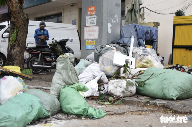 Recurring illegal dumping plagues Ho Chi Minh City street despite cleanups - Ảnh 8.