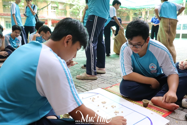 Teen Trường THPT Bình Chiểu vui hội trăng rằm với loạt trò chơi dân gian thú vị- Ảnh 7.
