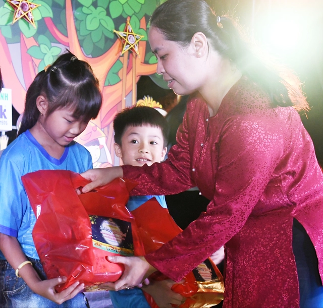 Hơn 1.000 thiếu nhi dự khai mạc Lễ hội Trung thu 2025 'Ánh trăng hòa bình' - Ảnh 2.