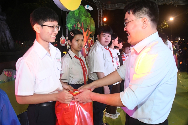 Hơn 1.000 thiếu nhi dự khai mạc Lễ hội Trung thu 2025 'Ánh trăng hòa bình' - Ảnh 1.