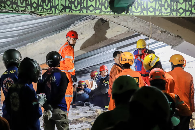 Indonesia school collapse death toll rises to 36, search for bodies continues- Ảnh 1. Indonesia school collapse death toll rises to 36, search for bodies continues- Ảnh 1.