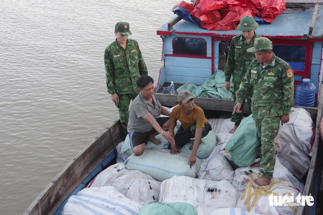 Authorities in Vietnam’s Vinh Long seize over 7 tonnes of wildlife products illegally transported from Indonesia- Ảnh 2.