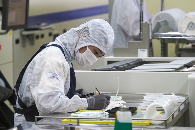 Vietnam economy grows 8.22% in third quarter, despite US tariffs- Ảnh 1.