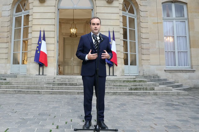 French government quits just hours after being appointed, deepening political crisis- Ảnh 1.