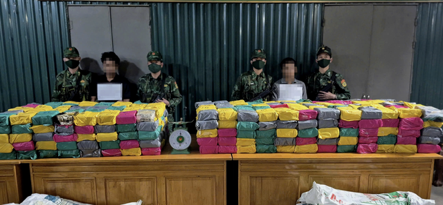 Half a tonne of narcotics seized in record drug bust at Vietnam-Laos border
- Ảnh 1.