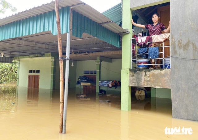 In Vietnam, grandmother cycles to bring 20kg of rice to flood relief effort despite own home being flooded- Ảnh 2.