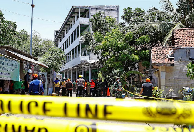 At least 50 bodies recovered after Indonesian school collapse, 13 remain missing- Ảnh 1. At least 50 bodies recovered after Indonesian school collapse, 13 remain missing- Ảnh 1.