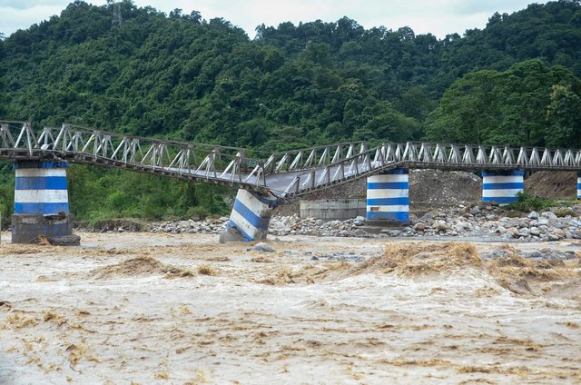 Heavy rains trigger floods, landslides killing 18 in India's Darjeeling- Ảnh 1.