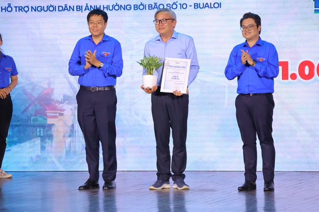 Triệu trái tim chung tay vì đồng bào bị ảnh hưởng bởi bão số 10- Ảnh 1.