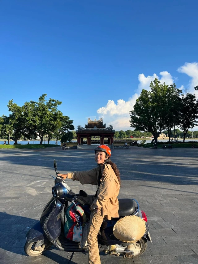 Japanese woman travels solo around the world, 70 days across Vietnam on Vespa- Ảnh 1.