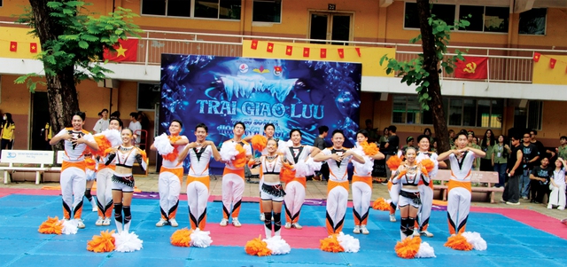 Lightning Cheerleading team Câu lạc bộ của kỹ thuật và kỷ luật - Ảnh 1.