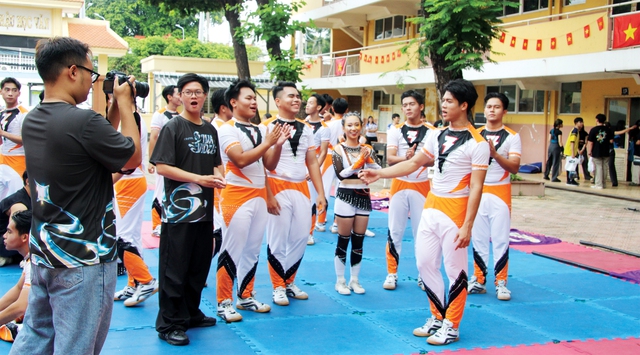 Lightning Cheerleading team Câu lạc bộ của kỹ thuật và kỷ luật - Ảnh 3.