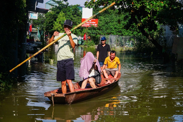 Schools in Hanoi switch to online learning due to storm Matmo - Ảnh 1.