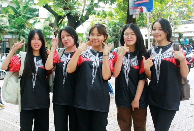 Tự do chọn trang phục đến trường - Ảnh 1.