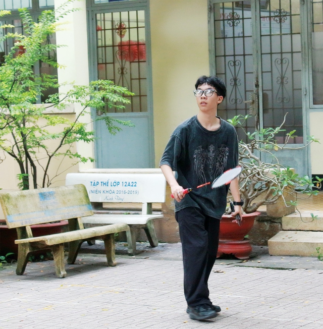 Tự do chọn trang phục đến trường - Ảnh 2.