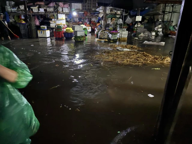 Heavy floods swamp Vietnam’s Thai Nguyen after overnight deluge- Ảnh 3. Heavy floods swamp Vietnam’s Thai Nguyen after overnight deluge- Ảnh 3.