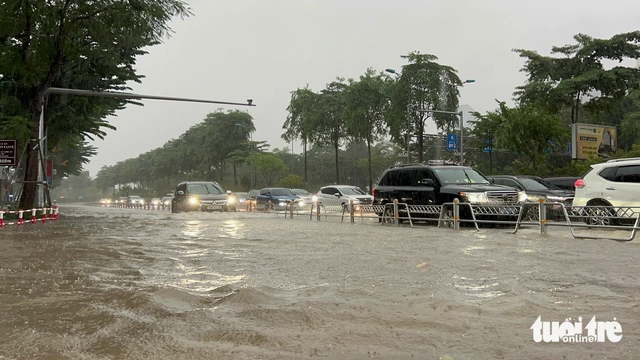 Es hat die ganze Nacht geregnet, viele Straßen in Hanoi verwandelten sich in Flüsse – Foto 1.