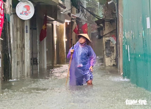 Da es die ganze Nacht geregnet hatte, wurden die Straßen von Hanoi überflutet – Foto 1.