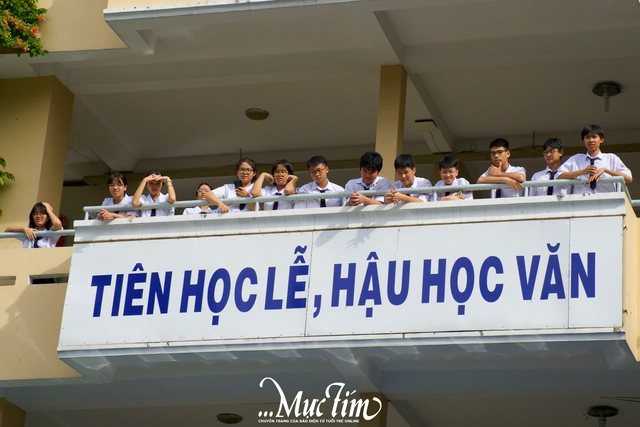 Teen Trường THPT Phú Nhuận biến giờ ra chơi thành mini show âm nhạc- Ảnh 2.