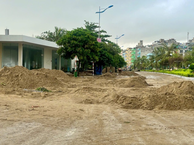 Vietnam clears 15,000 cubic meters of sand from coastal road after storm- Ảnh 2. Vietnam clears 15,000 cubic meters of sand from coastal road after storm- Ảnh 2.