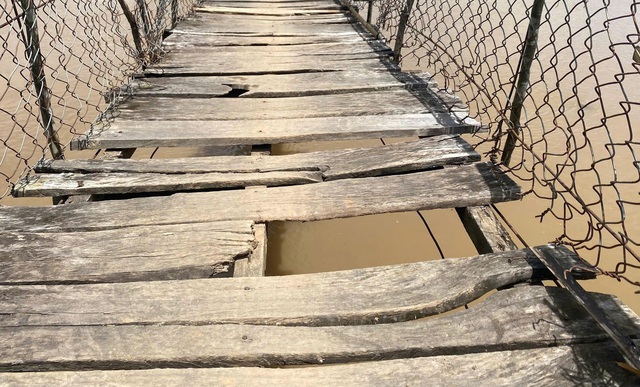 Dozens of suspension bridges in Vietnam’s Quang Ngai dangerously decayed, villagers still risk crossing daily- Ảnh 1. Dozens of suspension bridges in Vietnam’s Quang Ngai dangerously decayed, villagers still risk crossing daily- Ảnh 1.