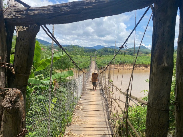 Dozens of suspension bridges in Vietnam’s Quang Ngai dangerously decayed, villagers still risk crossing daily- Ảnh 2. Dozens of suspension bridges in Vietnam’s Quang Ngai dangerously decayed, villagers still risk crossing daily- Ảnh 2.