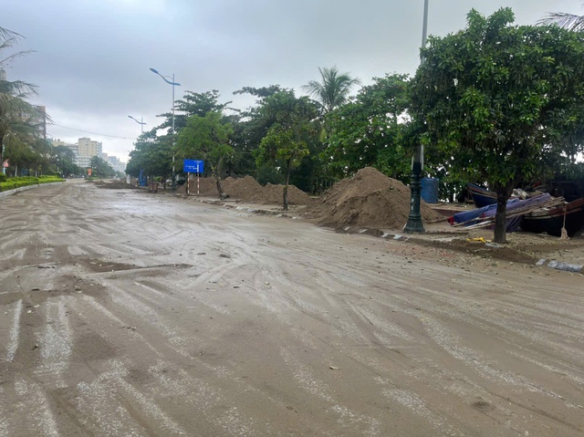 Vietnam clears 15,000 cubic meters of sand from coastal road after storm- Ảnh 4. Vietnam clears 15,000 cubic meters of sand from coastal road after storm- Ảnh 4.
