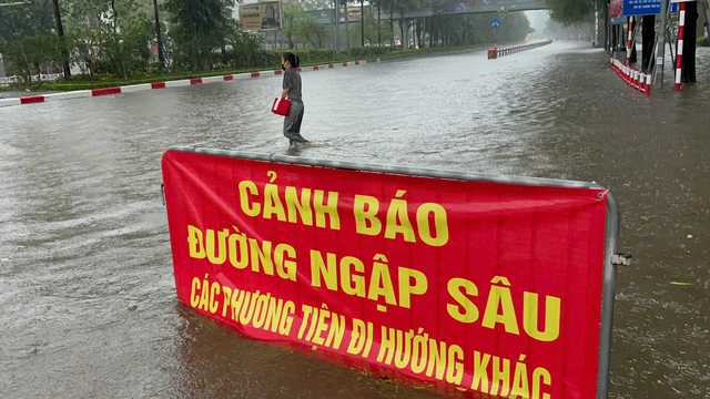 Es hat die ganze Nacht geregnet, viele Straßen in Hanoi verwandelten sich in Flüsse – Foto 2.