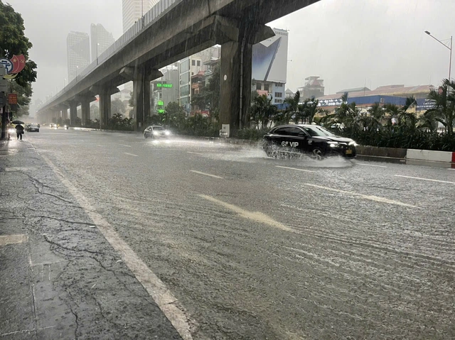 Es hat die ganze Nacht geregnet, viele Straßen in Hanoi verwandelten sich in Flüsse – Foto 3.