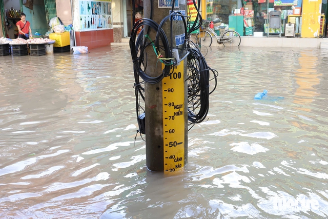Close-up of severely flooded market area in Vietnam’s Can Tho during peak tide- Ảnh 1. Close-up of severely flooded market area in Vietnam’s Can Tho during peak tide- Ảnh 1.