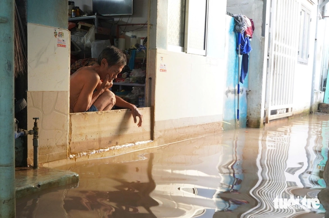 Close-up of severely flooded market area in Vietnam’s Can Tho during peak tide- Ảnh 2. Close-up of severely flooded market area in Vietnam’s Can Tho during peak tide- Ảnh 2.