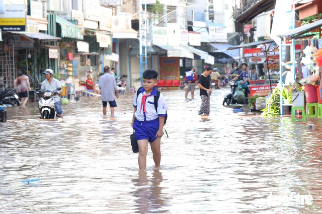 Close-up of severely flooded market area in Vietnam’s Can Tho during peak tide- Ảnh 3. Close-up of severely flooded market area in Vietnam’s Can Tho during peak tide- Ảnh 3.