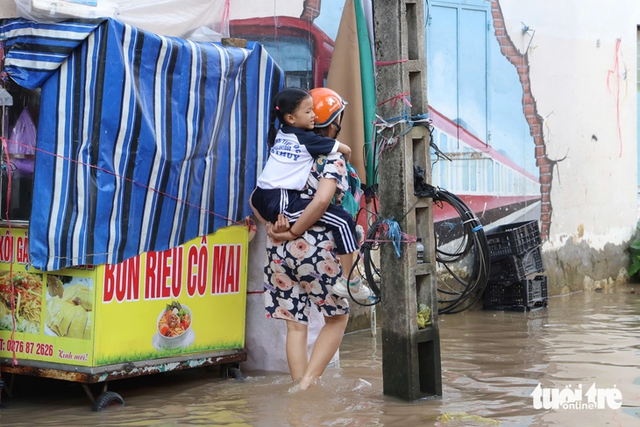 Close-up of severely flooded market area in Vietnam’s Can Tho during peak tide- Ảnh 4. Close-up of severely flooded market area in Vietnam’s Can Tho during peak tide- Ảnh 4.