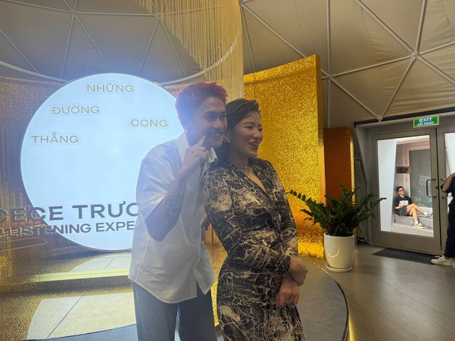 Nguyễn Hùng (Mưa đỏ) bất ngờ khi lần đầu gặp mặt thần tượng Cece Trương - Ảnh 1.