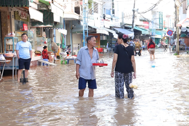 Close-up of severely flooded market area in Vietnam’s Can Tho during peak tide- Ảnh 5. Close-up of severely flooded market area in Vietnam’s Can Tho during peak tide- Ảnh 5.