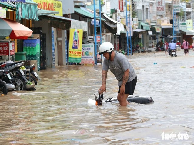 Close-up of severely flooded market area in Vietnam’s Can Tho during peak tide- Ảnh 6. Close-up of severely flooded market area in Vietnam’s Can Tho during peak tide- Ảnh 6.