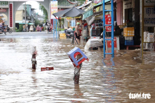 Close-up of severely flooded market area in Vietnam’s Can Tho during peak tide- Ảnh 7. Close-up of severely flooded market area in Vietnam’s Can Tho during peak tide- Ảnh 7.