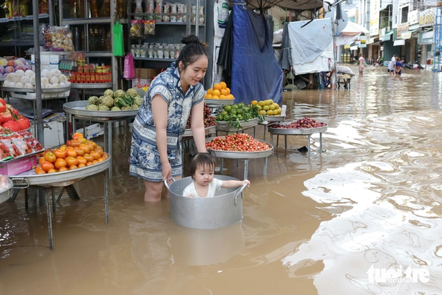 Close-up of severely flooded market area in Vietnam’s Can Tho during peak tide- Ảnh 8. Close-up of severely flooded market area in Vietnam’s Can Tho during peak tide- Ảnh 8.