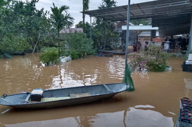 Thousands evacuated overnight as floodwaters overflow outer dikes in northern Vietnam
- Ảnh 1. Thousands evacuated overnight as floodwaters overflow outer dikes in northern Vietnam
- Ảnh 1.