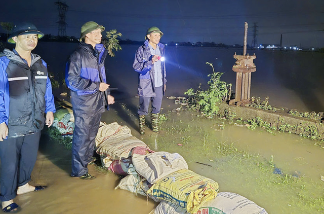 Thousands evacuated overnight as floodwaters overflow outer dikes in northern Vietnam
- Ảnh 3. Thousands evacuated overnight as floodwaters overflow outer dikes in northern Vietnam
- Ảnh 3.