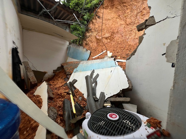 Male student dies as landslide destroys boarding house in northern Vietnam- Ảnh 2. Male student dies as landslide destroys boarding house in northern Vietnam- Ảnh 2.