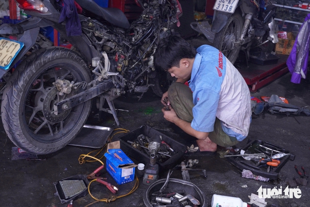 Floods triple vehicle repair demand in Hanoi- Ảnh 3. Floods triple vehicle repair demand in Hanoi- Ảnh 3.
