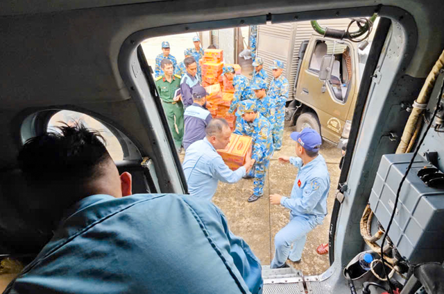 Vietnam’s defense ministry deploys helicopters to aid flood-isolated people
- Ảnh 1. Vietnam’s defense ministry deploys helicopters to aid flood-isolated people
- Ảnh 1.