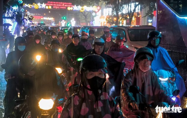 Heavy rain paralyzes Ho Chi Minh City traffic, forces commuters onto sidewalks- Ảnh 1. Heavy rain paralyzes Ho Chi Minh City traffic, forces commuters onto sidewalks- Ảnh 1.