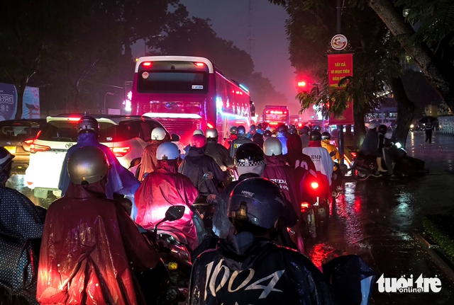 Heavy rain paralyzes Ho Chi Minh City traffic, forces commuters onto sidewalks- Ảnh 2. Heavy rain paralyzes Ho Chi Minh City traffic, forces commuters onto sidewalks- Ảnh 2.