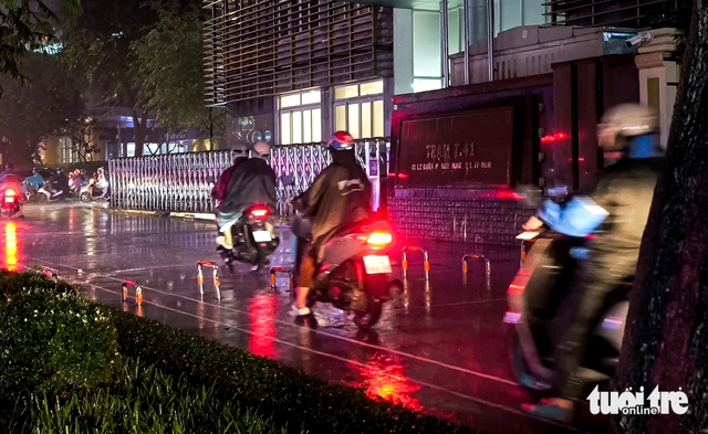 Heavy rain paralyzes Ho Chi Minh City traffic, forces commuters onto sidewalks- Ảnh 3. Heavy rain paralyzes Ho Chi Minh City traffic, forces commuters onto sidewalks- Ảnh 3.