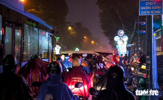 Heavy rain paralyzes Ho Chi Minh City traffic, forces commuters onto sidewalks- Ảnh 6. Heavy rain paralyzes Ho Chi Minh City traffic, forces commuters onto sidewalks- Ảnh 6.